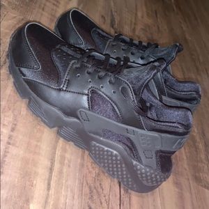 All black Nike Huaraches